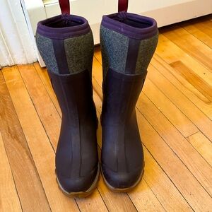 Size 9 women’s muck boots